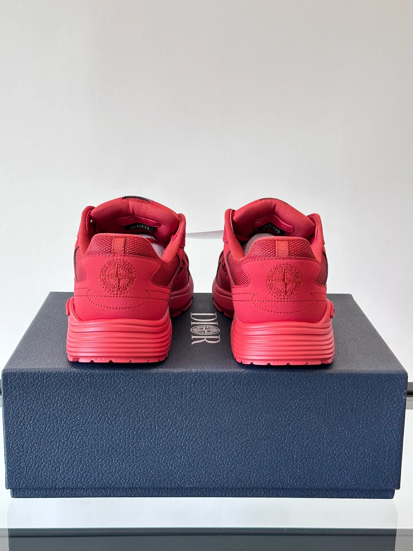 p400《Dio*》Dior B30 series sports shoes, multi-color mesh fabric and multi-color technical fabrics, this season's new B30 low-top sports shoes are one of the flagship styles of the series. Crafted from multicolor mesh and technical fabrics, it's finished with a reflective "CD30" graphic and silver-toned "DIOR B30" and "CD30" logos on the heel and tongue. An extra-light, sculpted rubber sole with signature accents adds style, while internal stretch details create ideal comfort. It can be matched with various casual styles to show a fashionable and modern sports style. Size: 38-44 (45-46 customized)